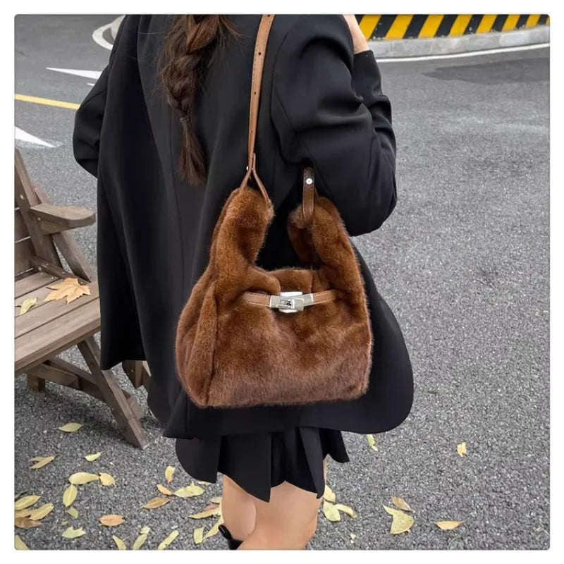 Trendige Damentaschen 2025 Kunstfell Schultertaschen Plüsch Nerzimitat Luxus-Handtaschen Schicke Umhängetaschen Einfarbige Geldbörsen